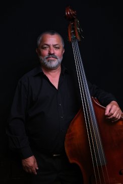 Foto mit Joschi Schneeberger am Bass